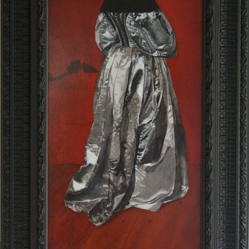 Schilderij Jurk, een zilveren jurk op een rode achtergrond